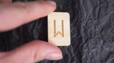 Ehwaz rune ters. yakın çekim, kehanet için yüzeyinde rune el koyar. 4k, ağır çekim