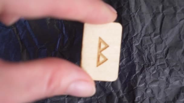 Berkana Rune. close-up, tangan menempatkan rune pada permukaan untuk ramalan. 4k, gerak lambat — Stok Video