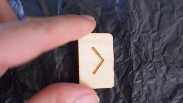 Πρωτοτόκου ανεστραμμένη rune. γκρο πλαν, χέρι βάζει η rune στην επιφάνεια για μαντεία. 4k, αργή κίνηση — Αρχείο Βίντεο