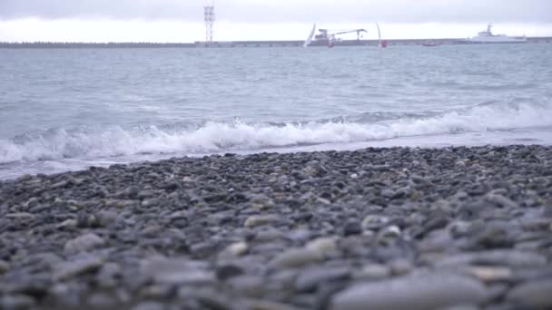 Vista desde la orilla hasta el mar con veleros. 4k, cámara lenta — Vídeo de stock