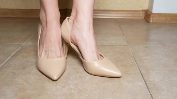 Primo piano. gambe femminili in cremose scarpe col tacco alto. In casa. 4k — Video Stock