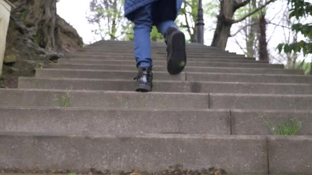 Primer plano de las piernas femeninas en zapatos negros subiendo escaleras, cámara lenta, 4k — Vídeos de Stock