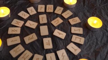 Ahşap rune tekerlek. Runik düzeni ve mumlar, 4k, ağır çekim çekim