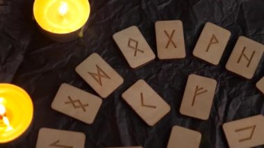 Ahşap rune tekerlek. Runik düzeni ve mumlar, 4k, ağır çekim çekim