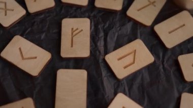 Ahşap rune tekerlek. Runik düzeni ve mumlar, 4k, ağır çekim çekim