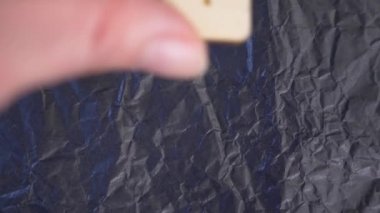 Rune. yakın çekim, kehanet için yüzeyinde rune el koyar. 4k, ağır çekim