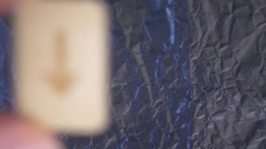 Rune. yakın çekim, kehanet için yüzeyinde rune el koyar. 4k, ağır çekim