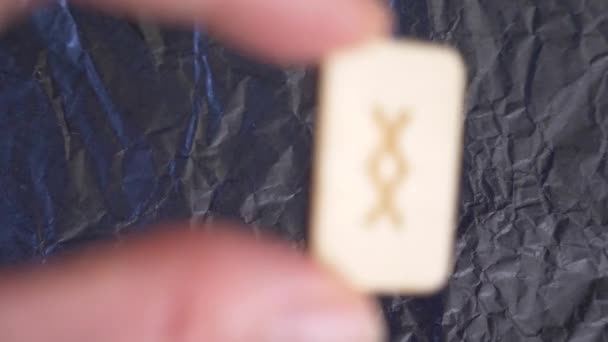 Rune. close-up, tangan menempatkan rune pada permukaan untuk ramalan. 4k, gerak lambat — Stok Video