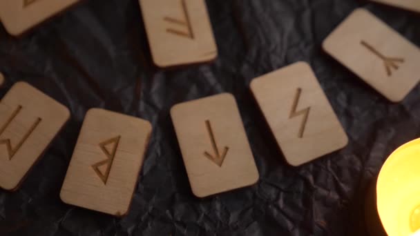 Roue de rune en bois. disposition runique et bougies, 4k, tir au ralenti — Video