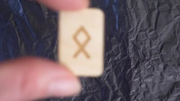 Rune. Close-up, hand zet de rune op het oppervlak voor divinatie. 4k, slow-motion — Stockvideo