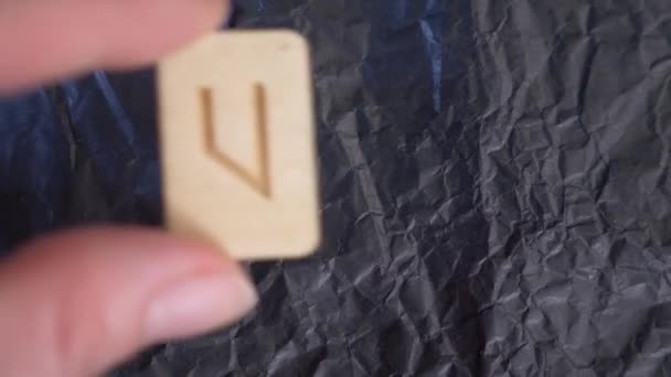 Rune. Close-up, hand zet de rune op het oppervlak voor divinatie. 4k, slow-motion — Stockvideo