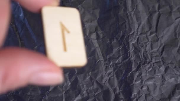 Rune. Close-up, hand zet de rune op het oppervlak voor divinatie. 4k, slow-motion — Stockvideo