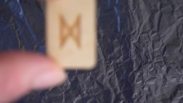 Runa. detail, ruka klade runy na povrchu pro věštění. 4k, pomalý pohyb — Stock video