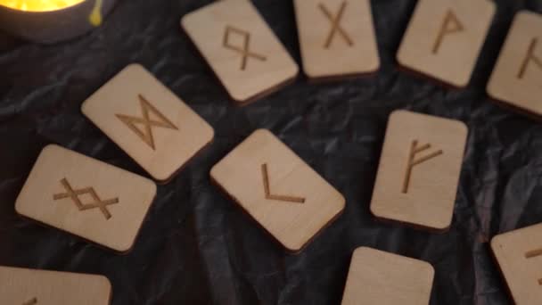 Koła drewniane runy. Runiczna układ i świece, 4k, zwolnionym tempie fotografowania — Wideo stockowe