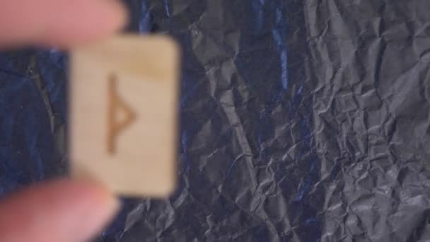 Rune. Close-up, hand zet de rune op het oppervlak voor divinatie. 4k, slow-motion — Stockvideo
