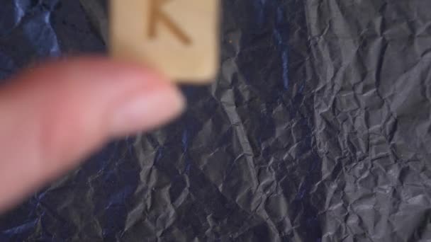 Runa. primo piano, mano mette la runa in superficie per la divinazione. 4k, rallentatore — Video Stock
