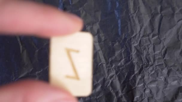 Rune. Close-up, hand zet de rune op het oppervlak voor divinatie. 4k, slow-motion — Stockvideo