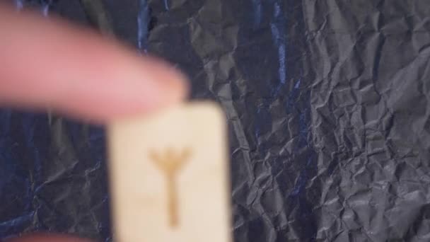 Rune. γκρο πλαν, χέρι βάζει η rune στην επιφάνεια για μαντεία. 4k, αργή κίνηση — Αρχείο Βίντεο