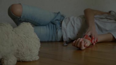 depresyon umutsuz bir çocuk odası duvar oturur, intihar girişimi çalışır. Bu yanındaki terk edilmiş bir yumuşak oyuncak var. 4k, ağır çekim.