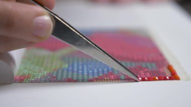 Mozaik işlemi, cımbız, bir mozaik yapım tutan kızlar el. 4k, yakın çekim