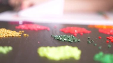 Mozaik işlemi, cımbız, bir mozaik yapım tutan kızlar el. 4k, yakın çekim