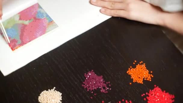 Mosaik-Prozess, die Mädchen halten Pinzette in der Hand und machen ein Mosaik. 4k, Nahaufnahme — Stockvideo