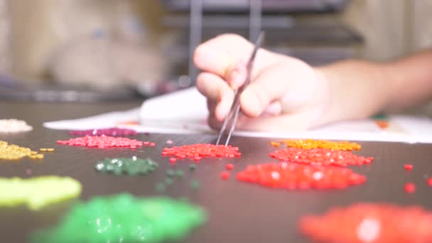 El proceso de mosaico, las niñas mano sosteniendo pinzas, haciendo un mosaico. 4k, primer plano — Vídeo de stock