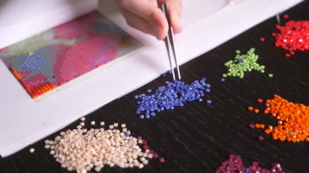 El proceso de mosaico, las niñas mano sosteniendo pinzas, haciendo un mosaico. 4k, primer plano — Vídeo de stock