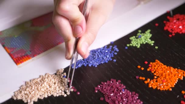 El proceso de mosaico, las niñas mano sosteniendo pinzas, haciendo un mosaico. 4k, primer plano — Vídeo de stock