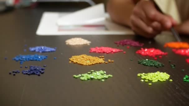 The mosaic process, the girls hand holding tweezers, making a mosaic. 4k, close-up — Stock Video