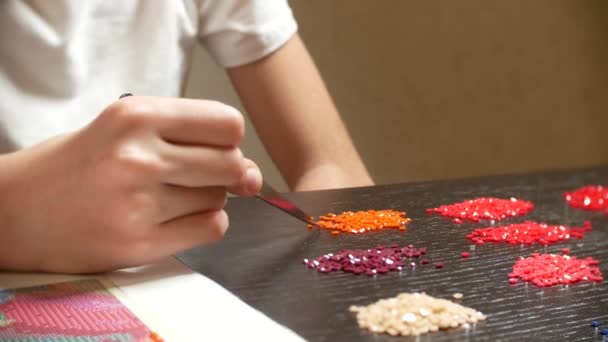 O processo de mosaico, as meninas mão segurando pinças, fazendo um mosaico. 4k, close-up — Vídeo de Stock