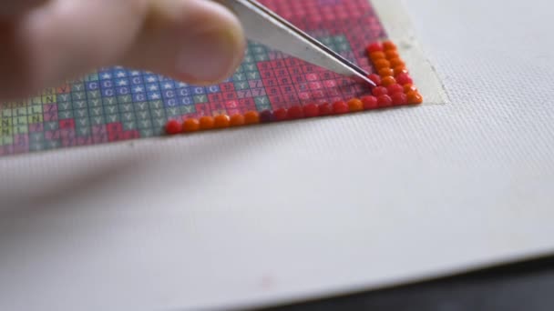 Mozaik işlemi, cımbız, bir mozaik yapım tutan kızlar el. 4k, yakın çekim — Stok video