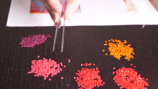 Mosaik-Prozess, die Mädchen halten Pinzette in der Hand und machen ein Mosaik. 4k, Nahaufnahme — Stockvideo