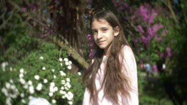 Kamera yaz Park bakarak bir kız portresi. 4 k. ağır çekim