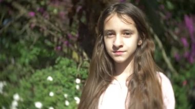 Kamera yaz Park bakarak bir kız portresi. 4 k. ağır çekim