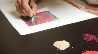 Mozaik işlemi, cımbız, bir mozaik yapım tutan kızlar el. 4k, yakın çekim