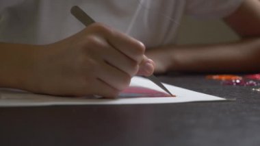 Mozaik işlemi, cımbız, bir mozaik yapım tutan kızlar el. 4k, yakın çekim