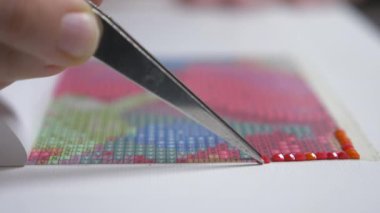 Mozaik işlemi, cımbız, bir mozaik yapım tutan kızlar el. 4k, yakın çekim