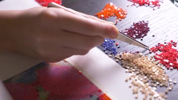 Мозаїчний процес, дівчата рука тримає пінцет, роблячи мозаїку. 4k, крупним планом — стокове відео