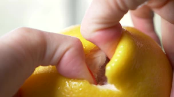 Las manos femeninas limpian el pomelo. 4k, primer plano, cámara lenta — Vídeo de stock