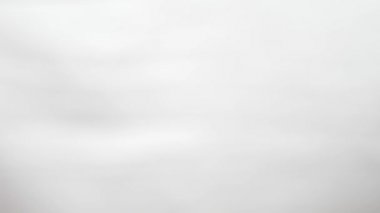 Süper ağır çekim çekim. çok renkli konfeti yuvarlak düşmek ve havada Jakuzziler.