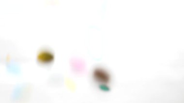 Süper ağır çekim çekim. çok renkli konfeti yuvarlak düşmek ve havada Jakuzziler.