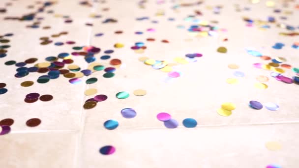 Zpomalený pohyb. 4 k. kulaté barevné konfety lež na podlahu. Dolly, Střelba — Stock video