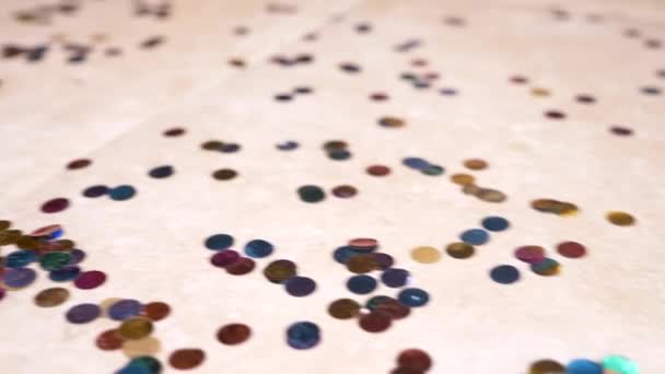 Slow-motion. 4 k. ronde veelkleurige confetti op de tegelvloer liggen. Dolly schieten — Stockvideo