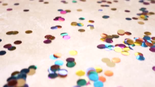 Zwolnionym tempie. 4 k. okrągłe kolorowe konfetti kłamstwo na płytki na podłodze. Dolly, Strzelanie — Wideo stockowe