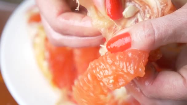 As mãos femininas limpam a toranja. 4k, close-up, câmera lenta — Vídeo de Stock