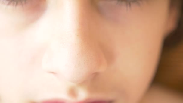 Una persona con un problema de acné, primer plano. piel adolescente, puntos negros. 4k, cámara lenta — Vídeo de stock