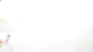 Süper ağır çekim çekim. çok renkli konfeti yuvarlak düşmek ve havada Jakuzziler.