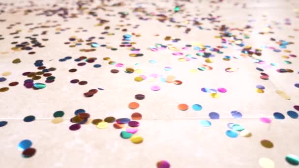 Slow-motion. 4 k. ronde veelkleurige confetti op de tegelvloer liggen. Dolly schieten — Stockvideo