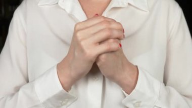 4 k, yavaş hareket, yakın çekim. bir paket prezervatif kadın elele tutuşun. Güvenli seks ve doğum kontrolü kavramı.